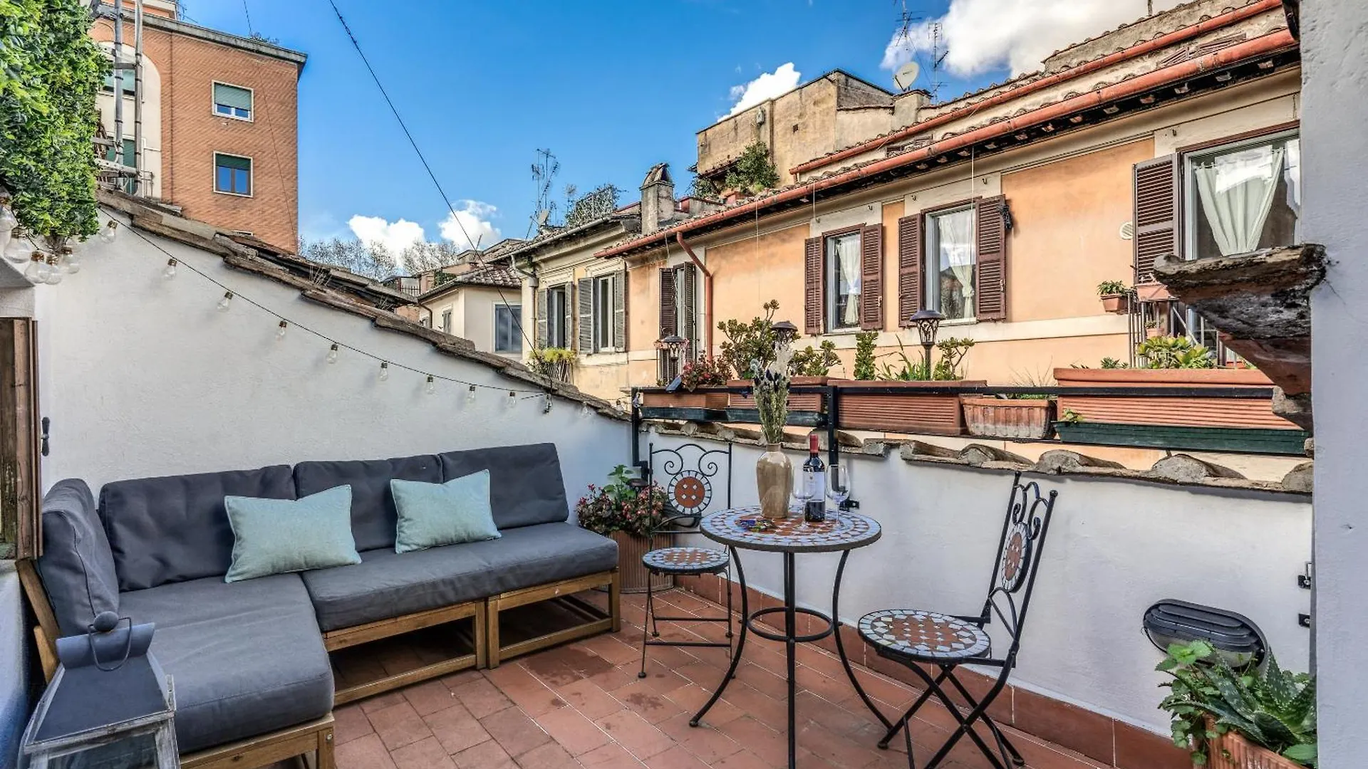 Maya Rhome Trastevere Rom Italien
